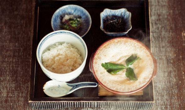 箱根の水の恵みを味わえる足湯＆湯葉丼ランチ