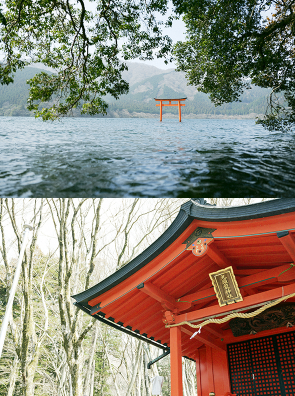 湖上に佇む小さな鳥居が目印。芦ノ湖の龍神様を祀る「九頭龍神社」。