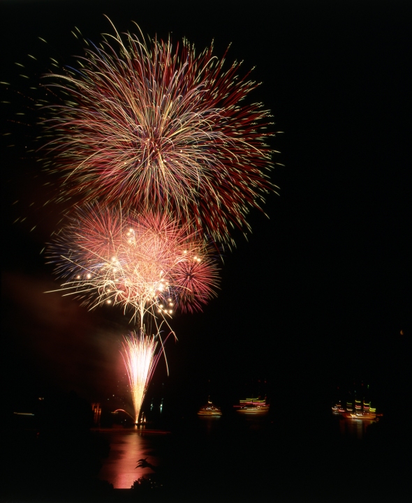 芦ノ湖を彩る、夏の夜の祭典！